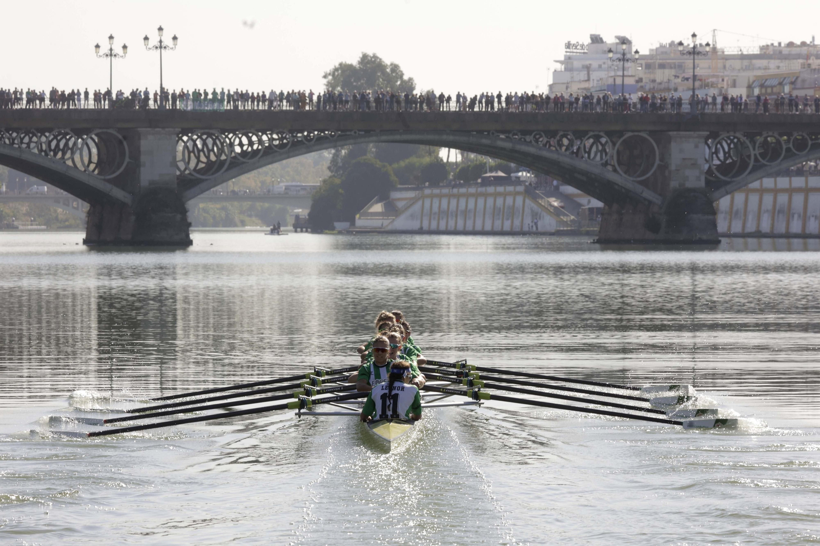 La Regata Sevilla-Betis femenina en imágenes
