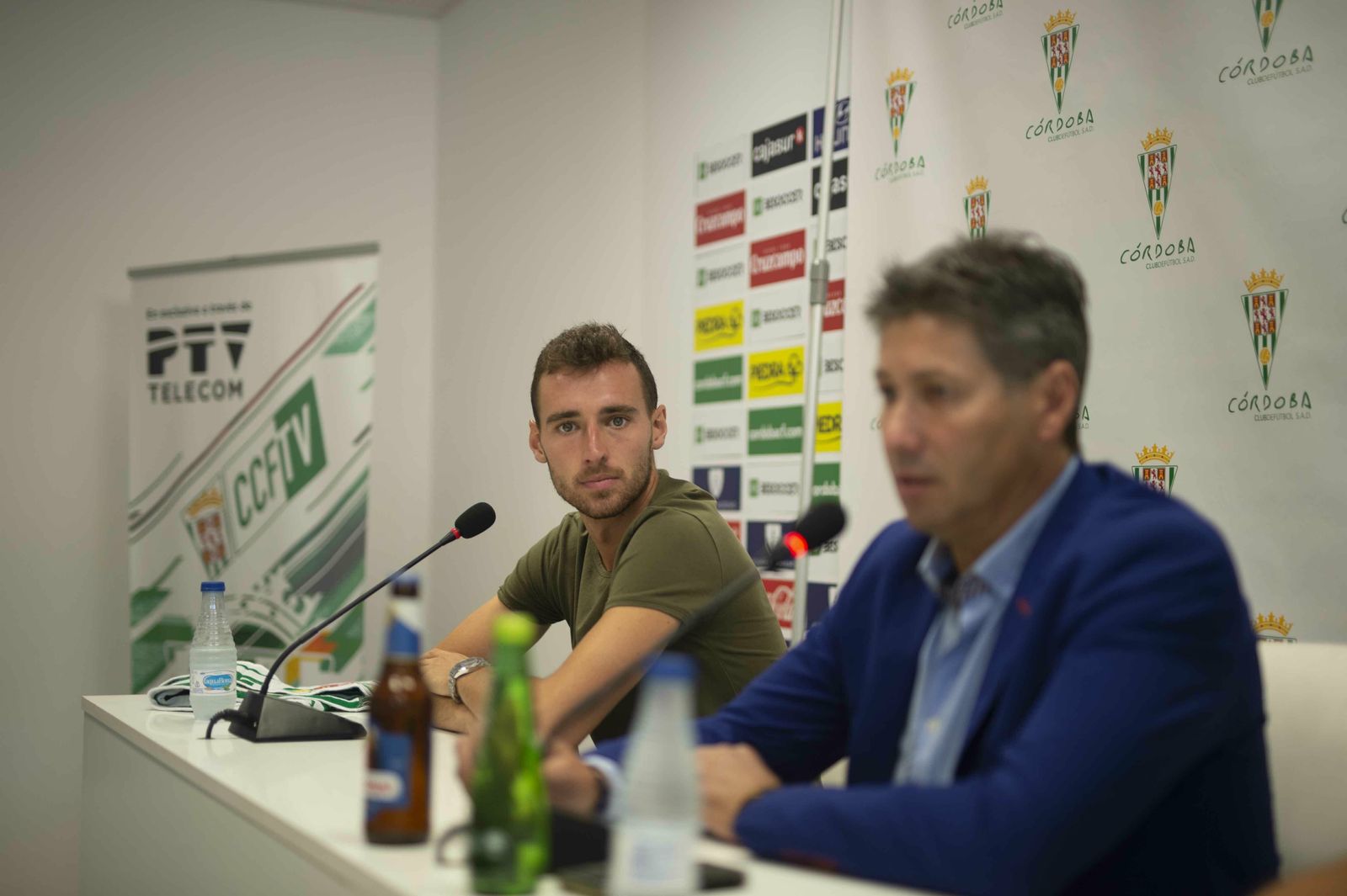 Serrano atiende las preguntas de la prensa durante la presentación de Imanol García y Ángel Moreno.