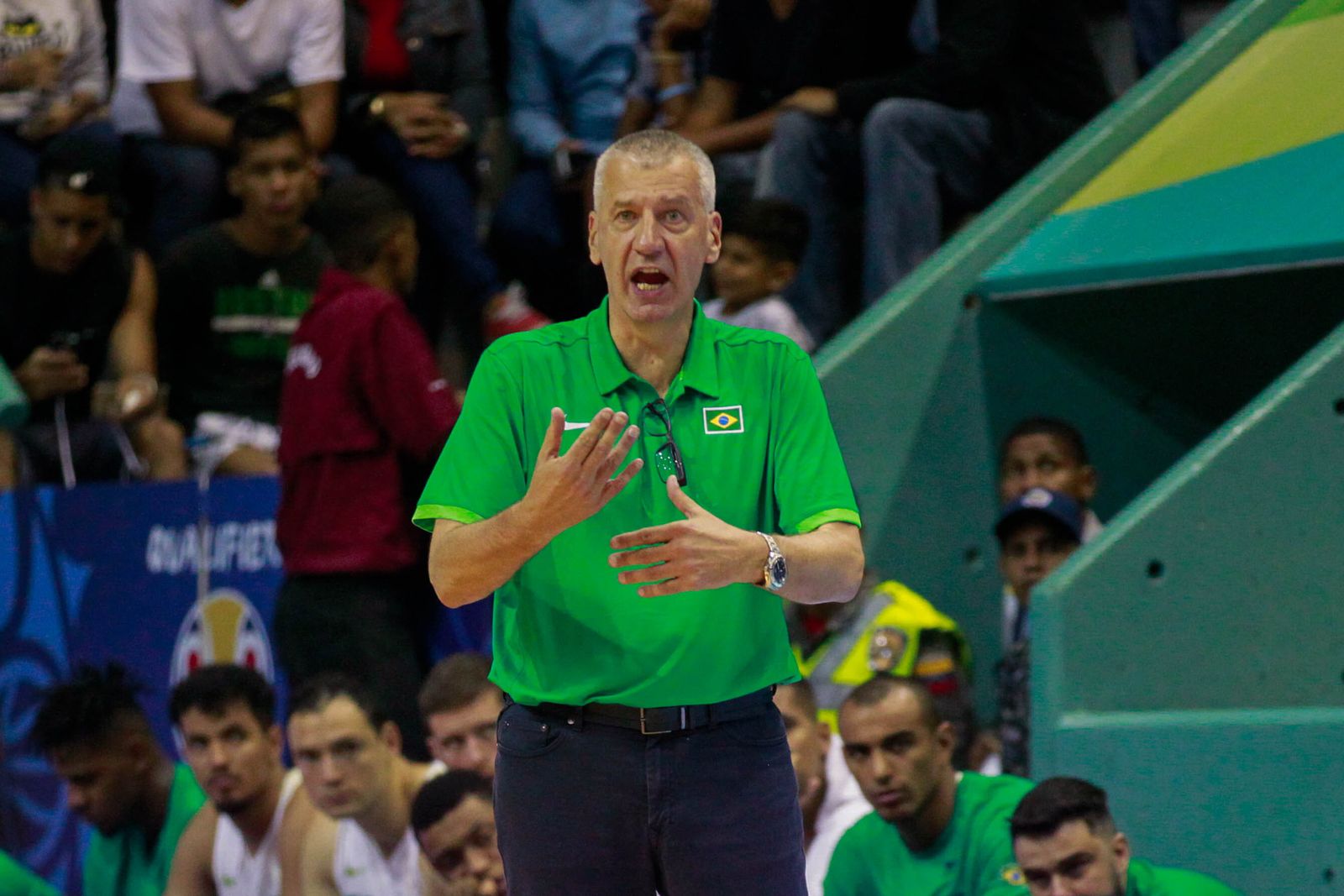 Aleksandar Petrovic, en sus labores como seleccionador de Brasil de baloncesto durante un partido.