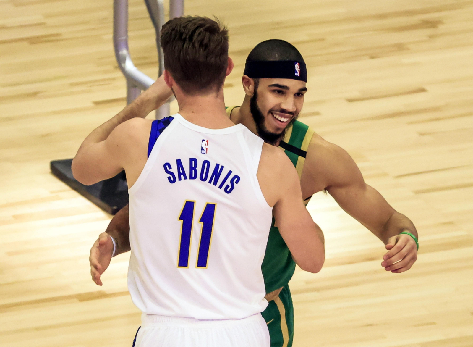 Sabonis y Tatum se abrazan en el concurso de habilidades del 2020.