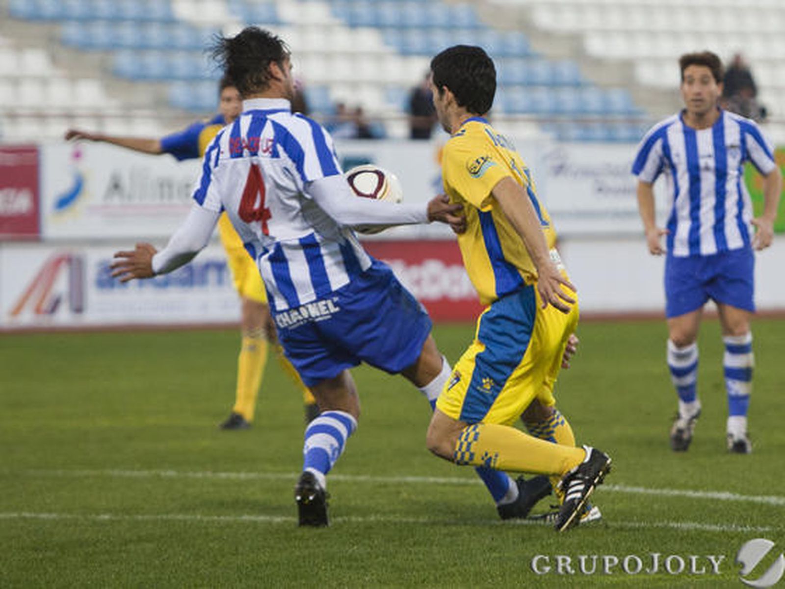 De la Cruz parece tocar el balón con la mano dentro del área en una acción con Juanjo. El árbitro no vio nada.

Foto: Pascu Mendez (LOF)