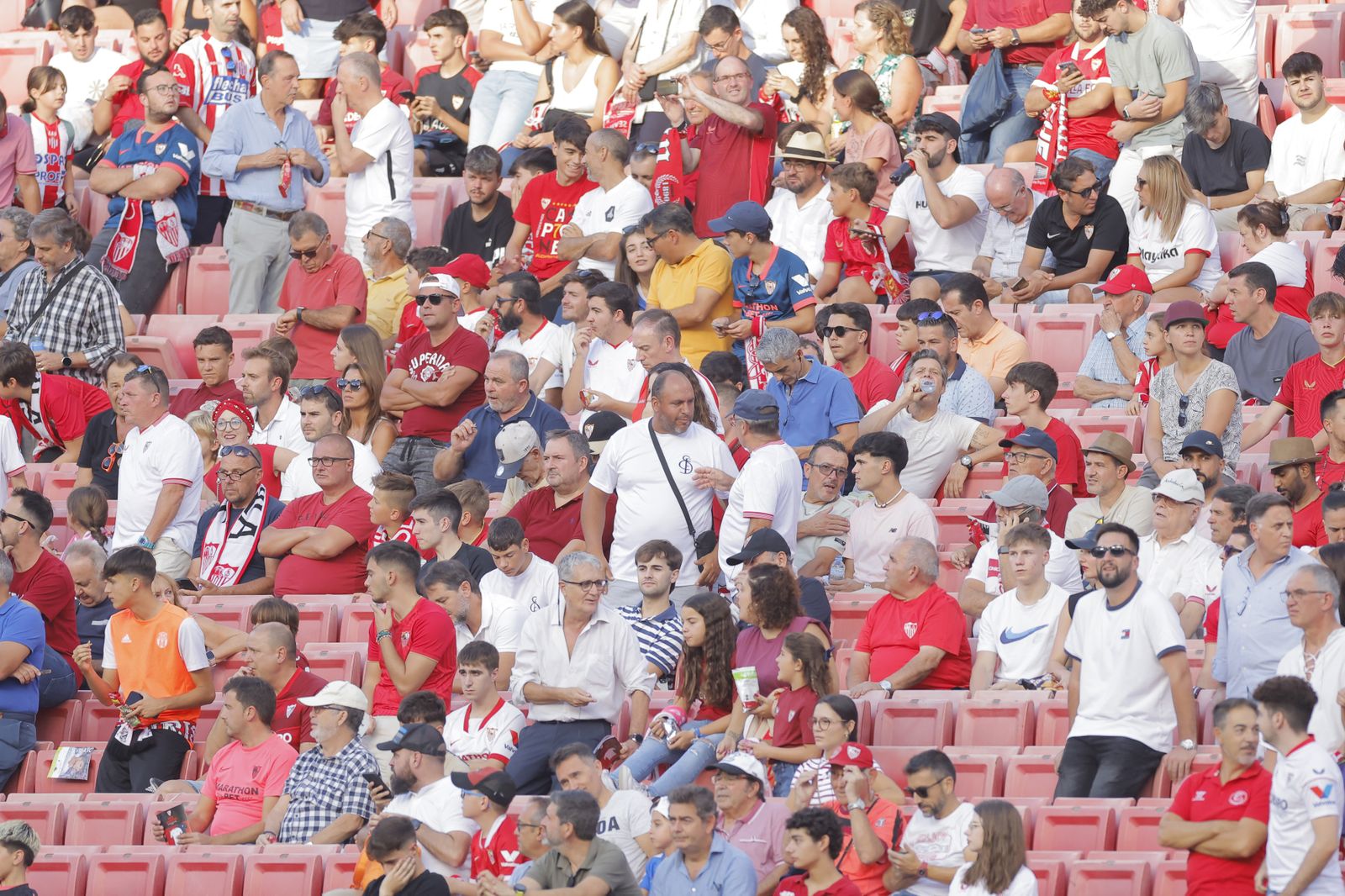 Búscate en las fotos del Sevilla-Almería