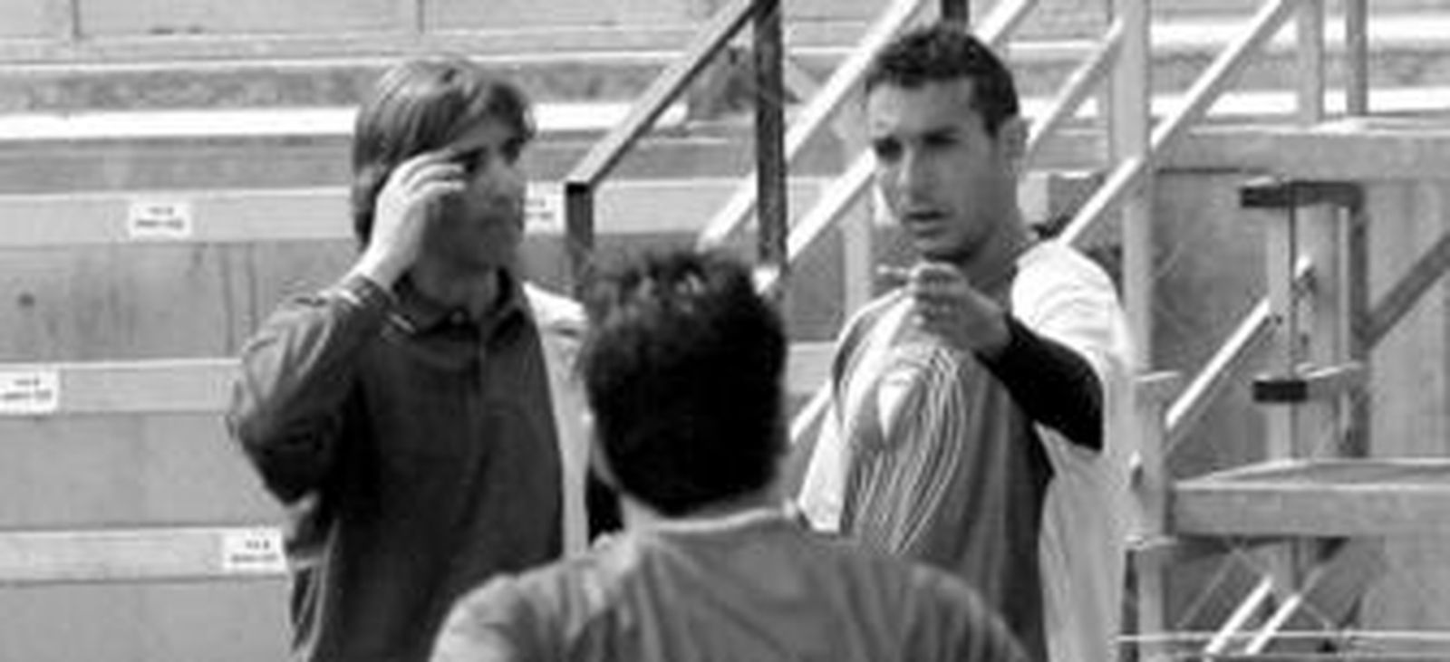 Gustavo López conversa con Lorenzo Buenaventura durante la última sesión de trabajo.