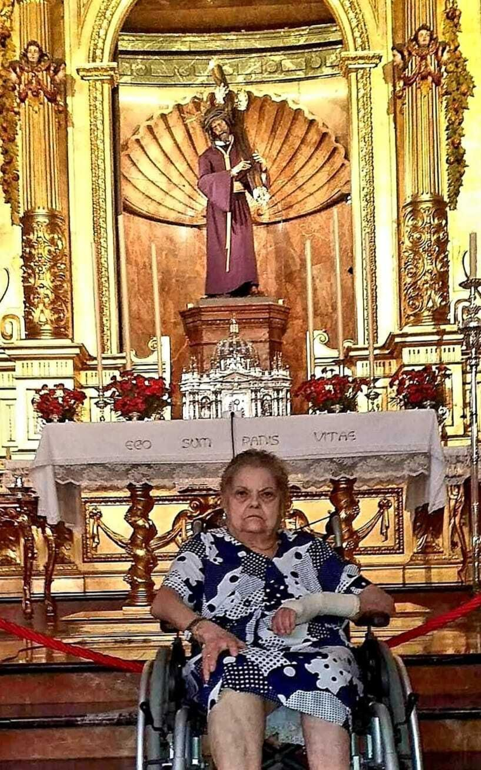 Una de las últimas fotografías de Mercedes Robles en vida, delante del Gran Poder en la Basílica.