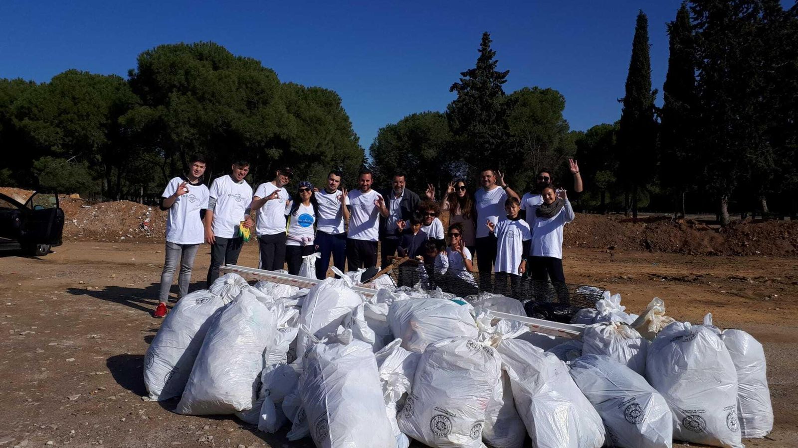 El grupo de voluntarios, con las bolsas de basura recogidas.