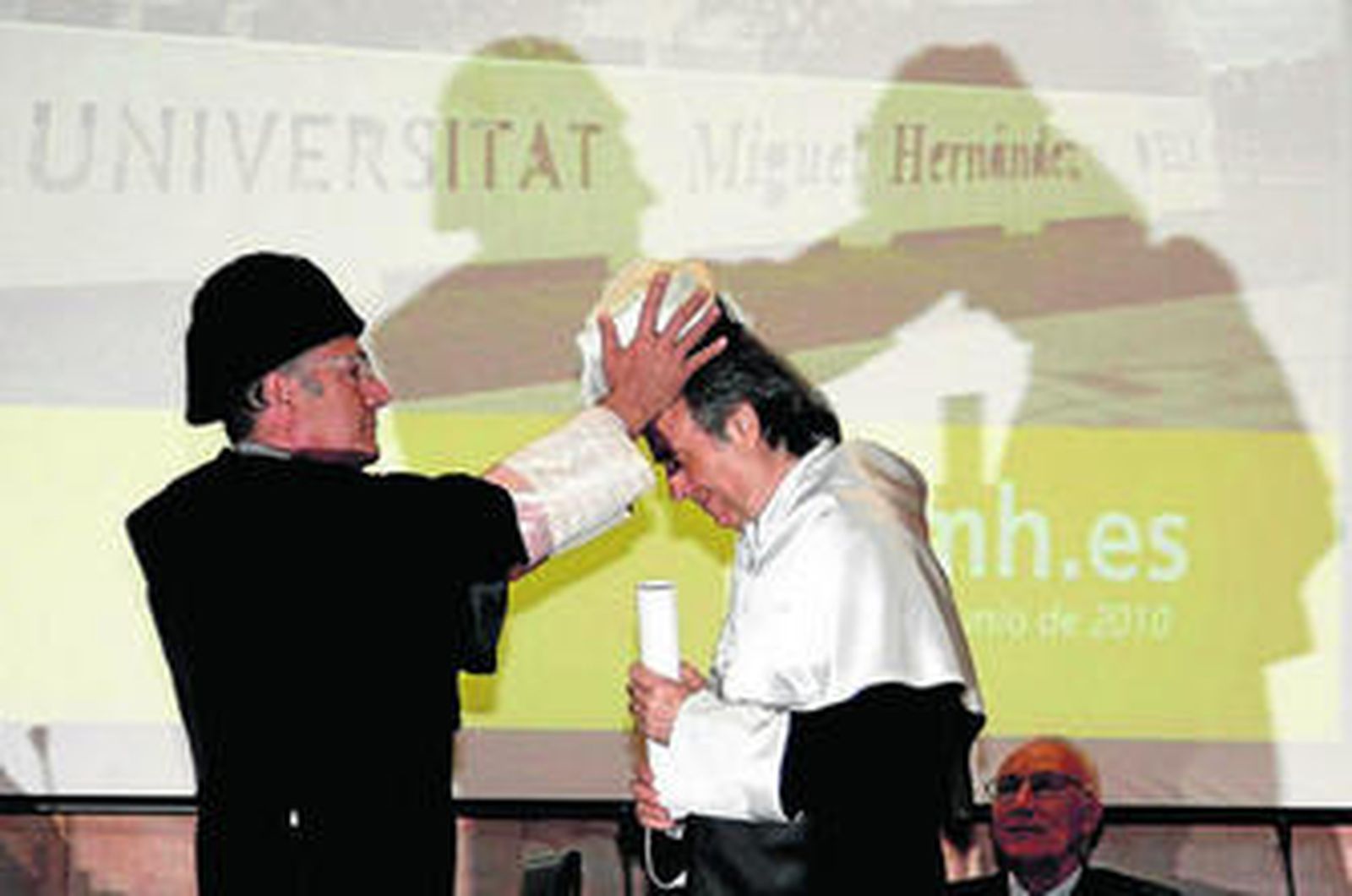 Joan Manuel Serrat junto al rector Jesús Rodríguez Marín, durante el acto.