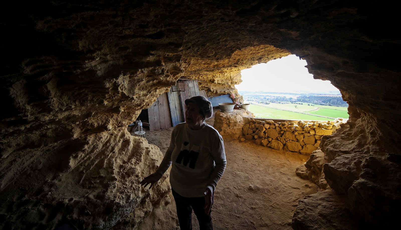Así es la cueva de Encarna en la peña de Arcos