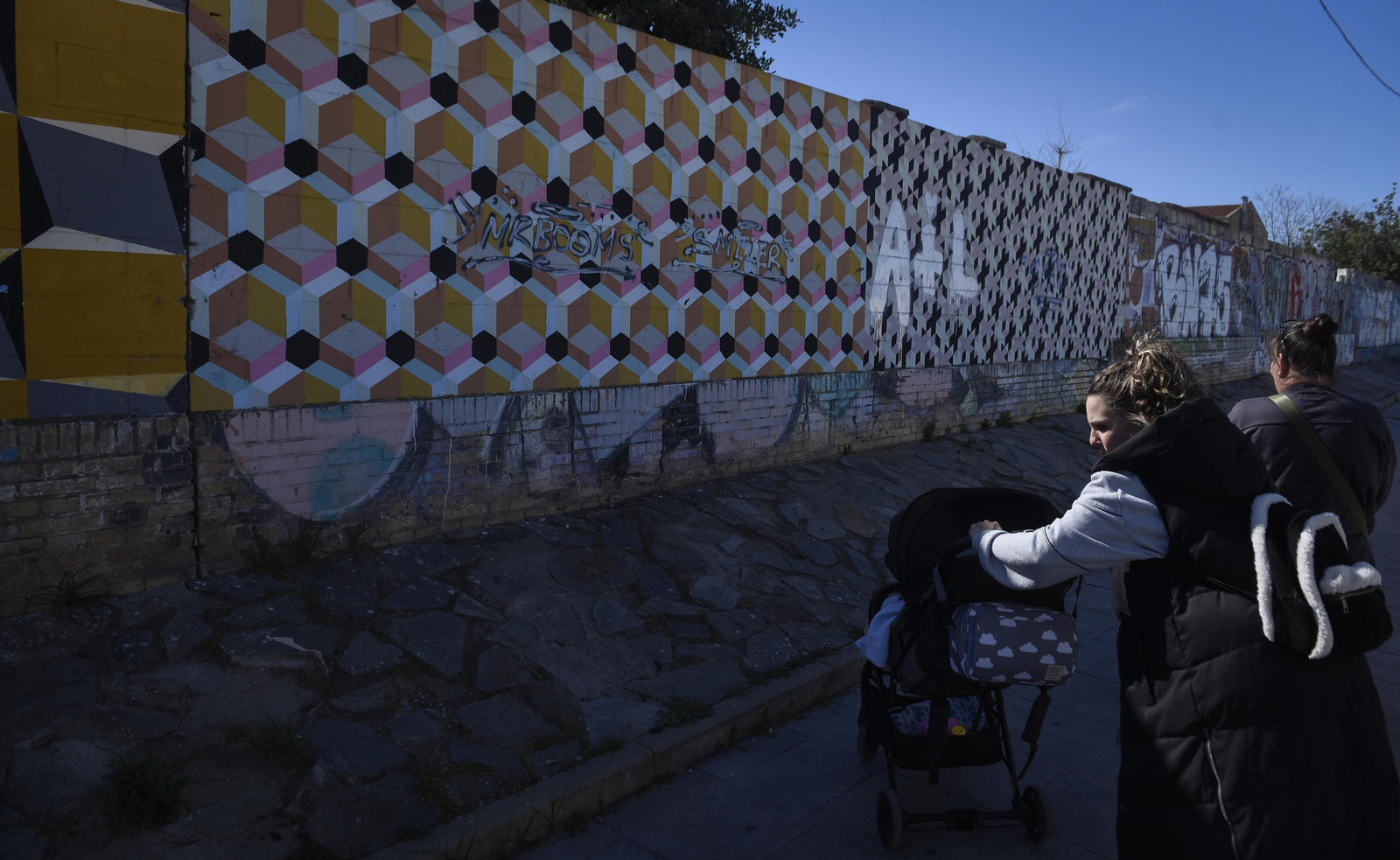 El muro del colegio Miguel Hernández, donde ocurrieron los hechos.