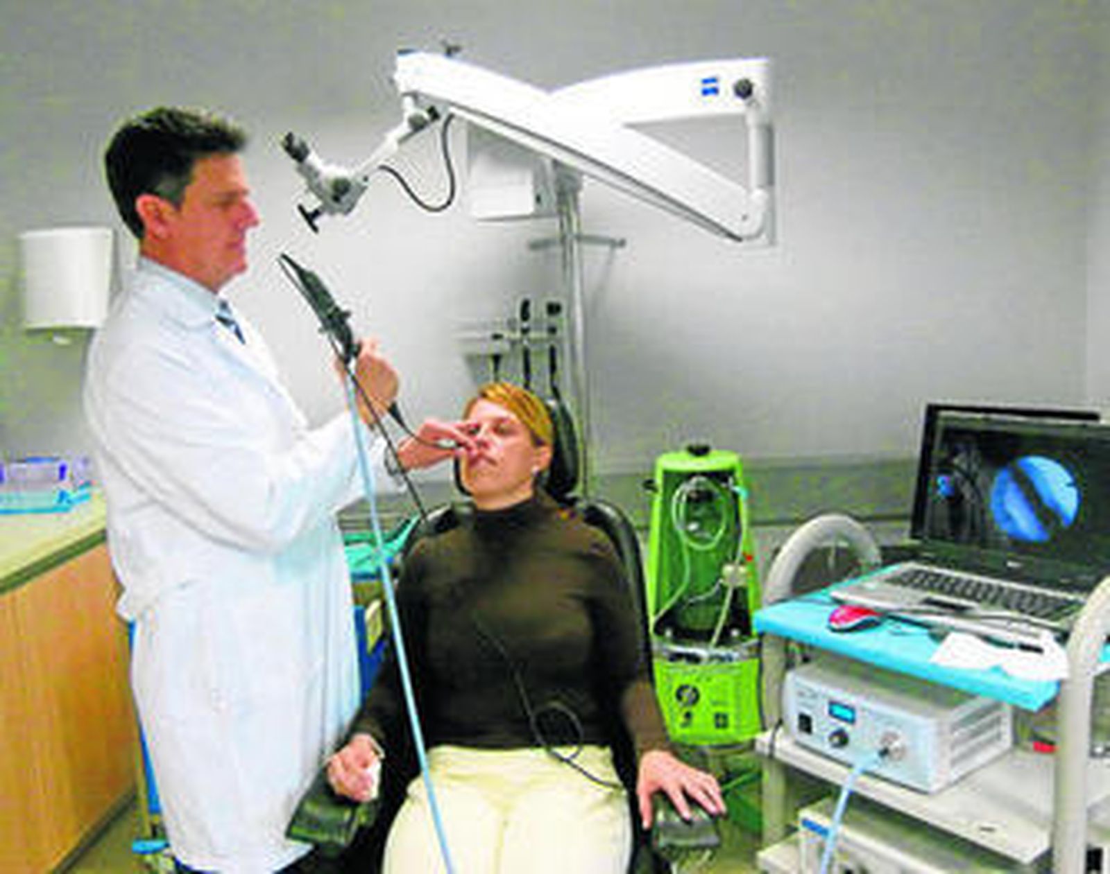 El doctor Antonio Abrante realizando una exploración de la voz a una paciente.