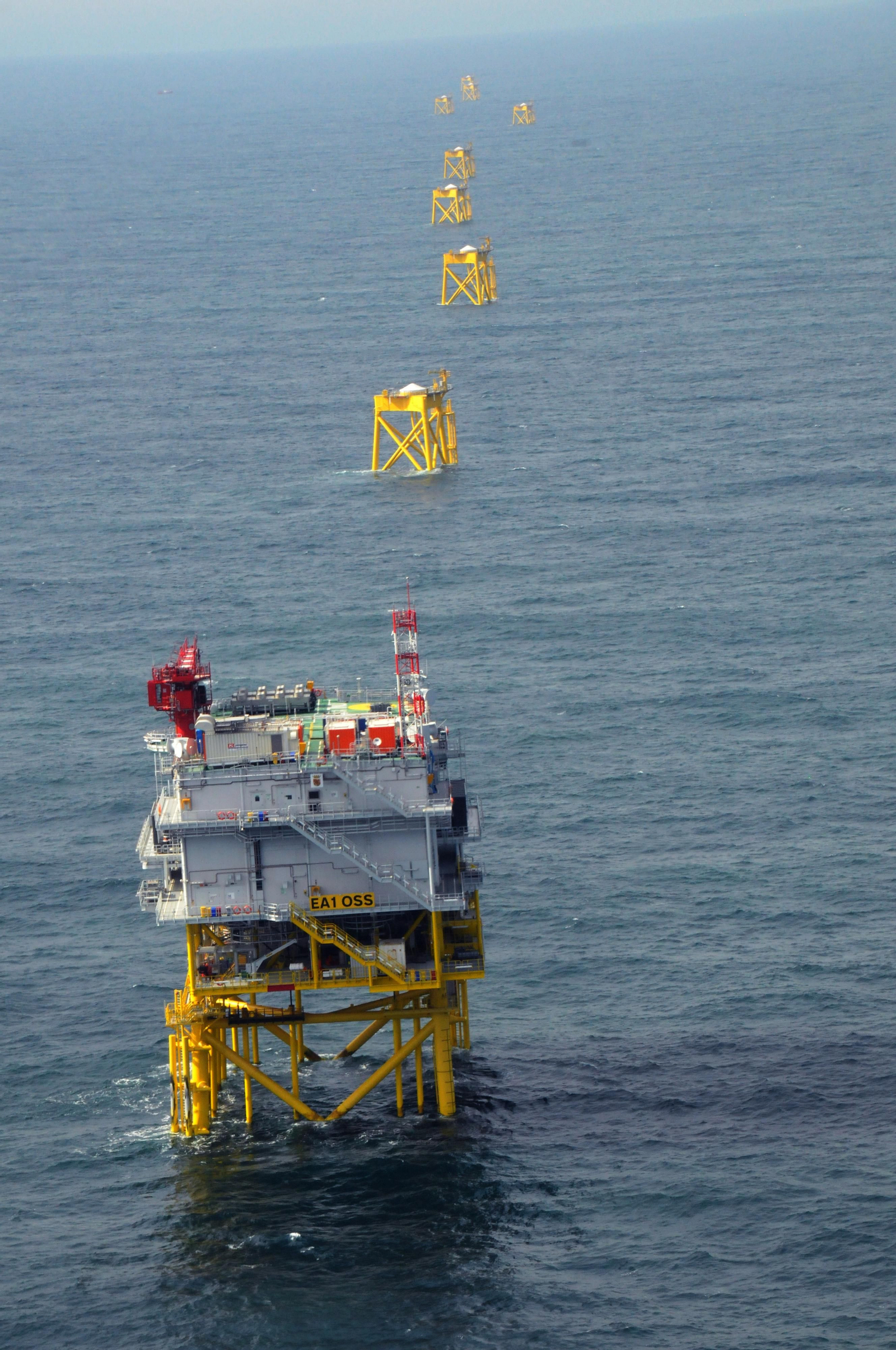 Vista aérea de la subestación Andalucía II y de las 'jackets' ya instaladas.