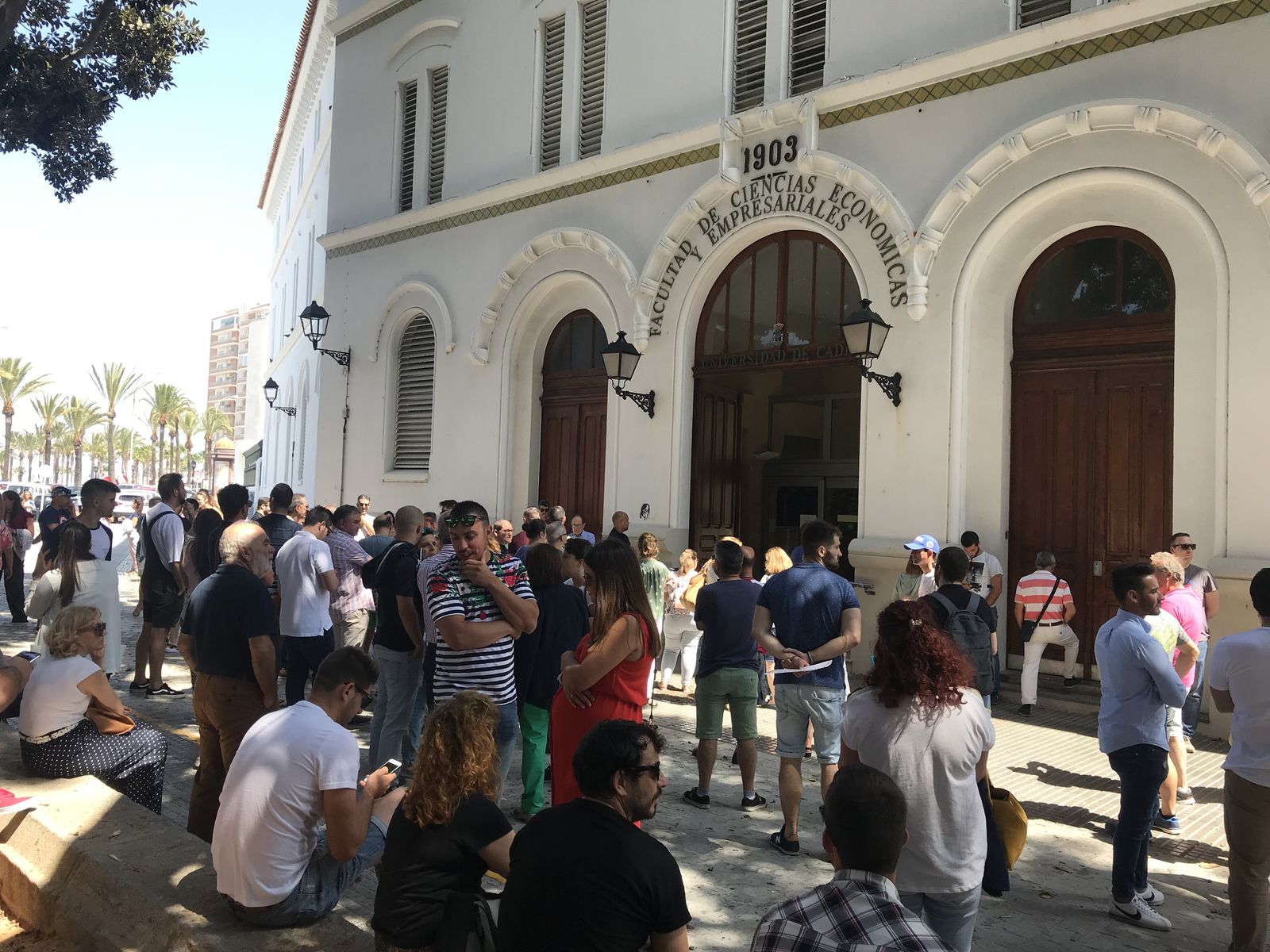 Muchas personas esperan la salida de los opositores en el exterior de la Facultad de Ciencias Económicas y Empresariales.