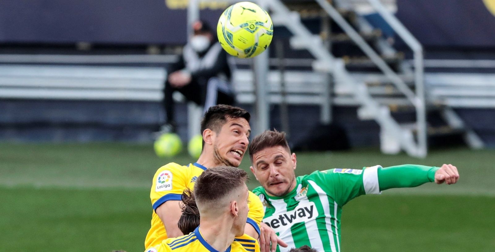 Marcos Mauro salta con Joaquín en un balón colgado al área.