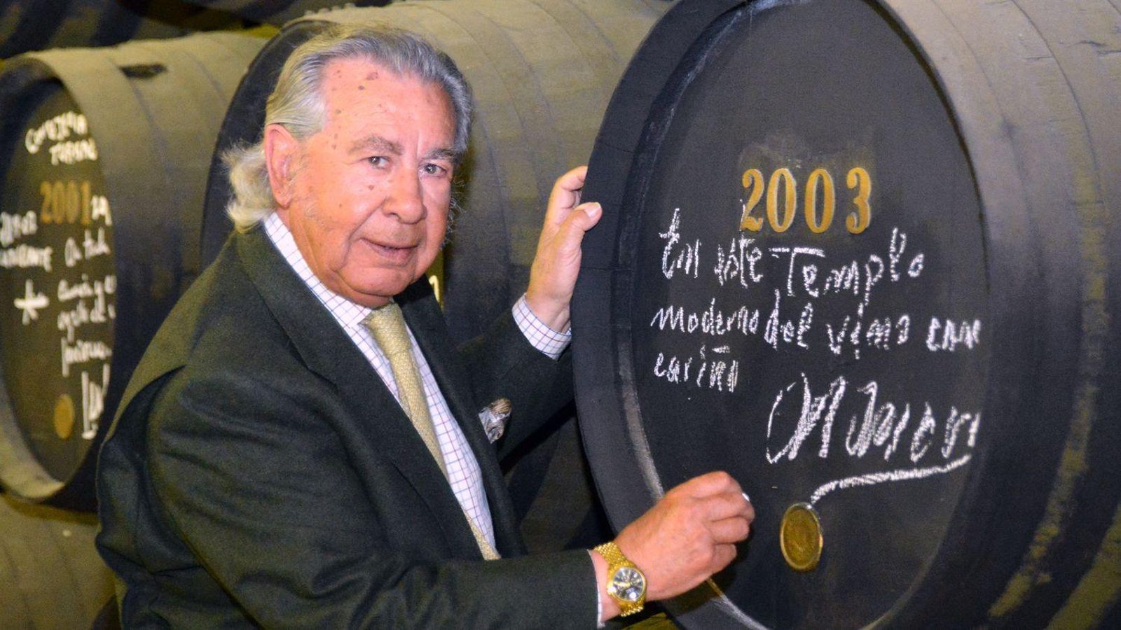 El guitarrista Manuel Morao firmando su bota en Williams & Humbert.