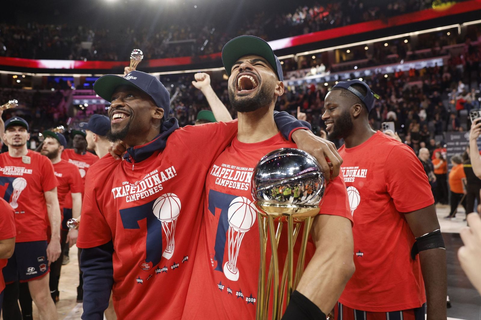 Los jugadores del Baskonia celebran el título copero.