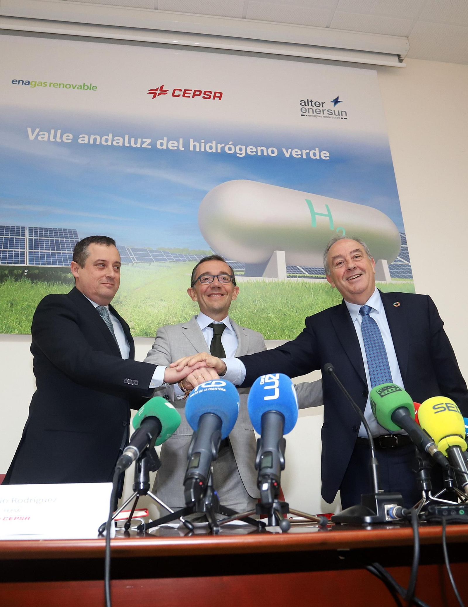 Imágenes del convenio entre Cepsa, Enagás Renovable y Alter Enersun para impulsar la descarbonización de la industria local y el transporte