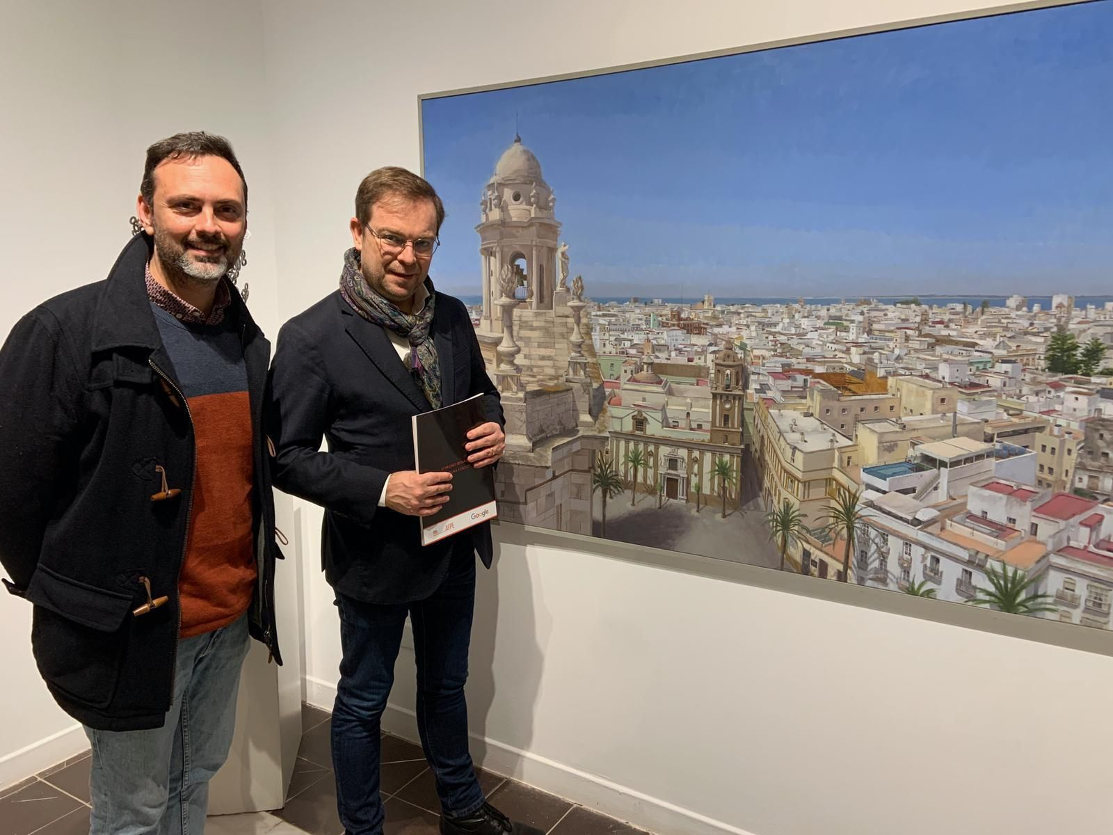 Fernando Devesa posa con su obra seleccionada  junto a la obra seleccionada de Cádiz.