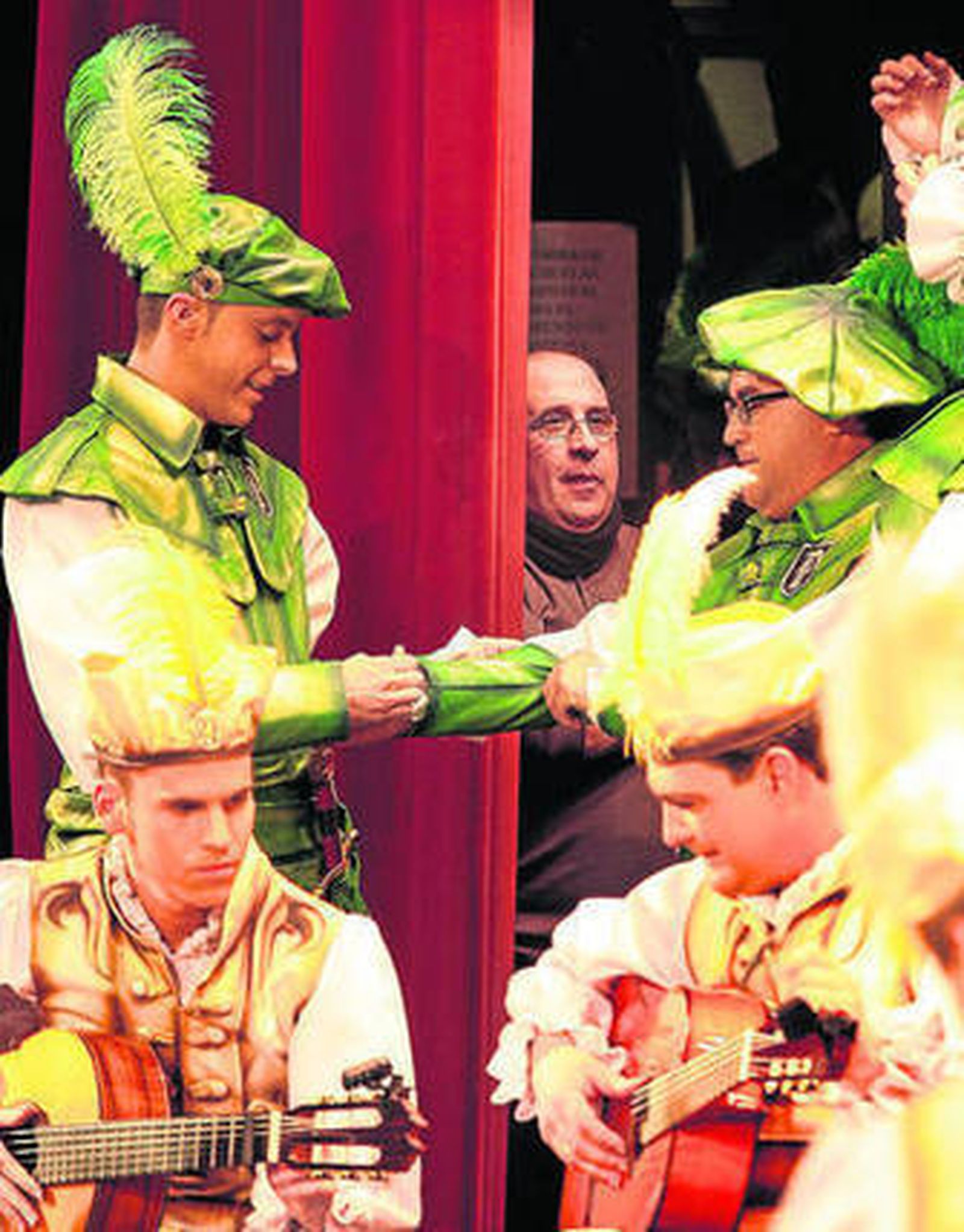 Nandi Migueles observa la actuación de su coro desde bambalinas.