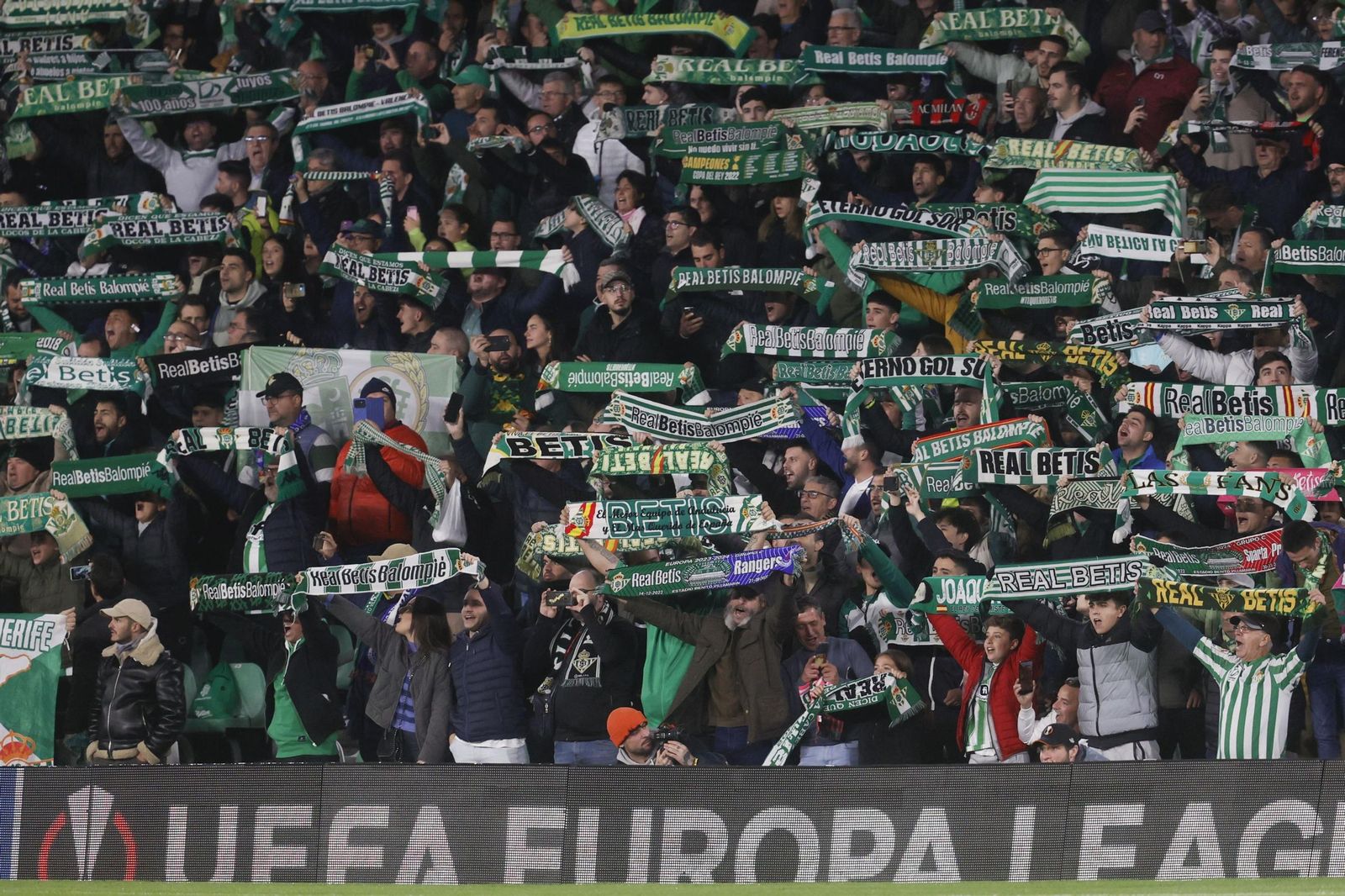 La afición del Betis anima a su equipo en un encuentro.