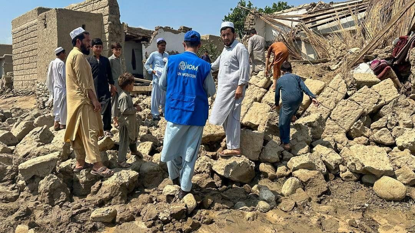 Un grupo de afganos buscan enseres entre los destrozos provocados por el terremoto.