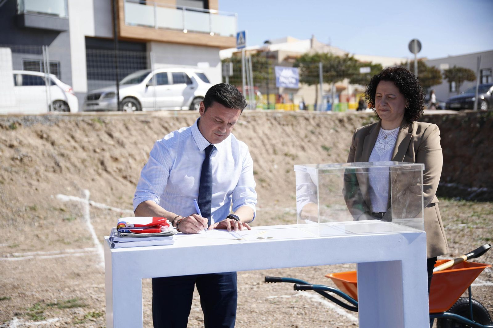Las imágenes de la primera piedra del Centro de mayores en Balanegra
