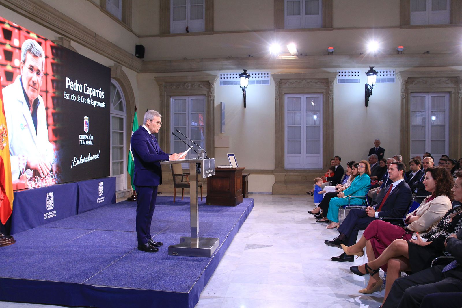 La diputación impone el Escudo de la Provincia a Pedro Caparrós