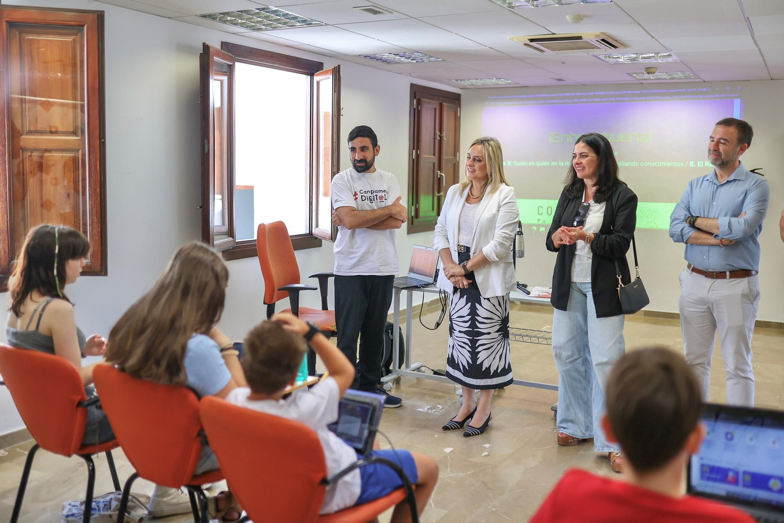 La alcaldesa de Granada ha visitado el campamento digital.