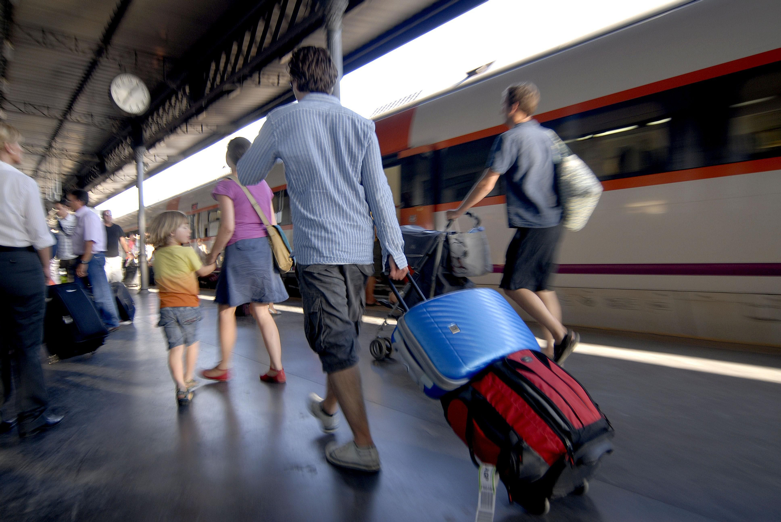 Renfe ofrece multitud de servicios de transporte ferroviario dentro de Andalucía.