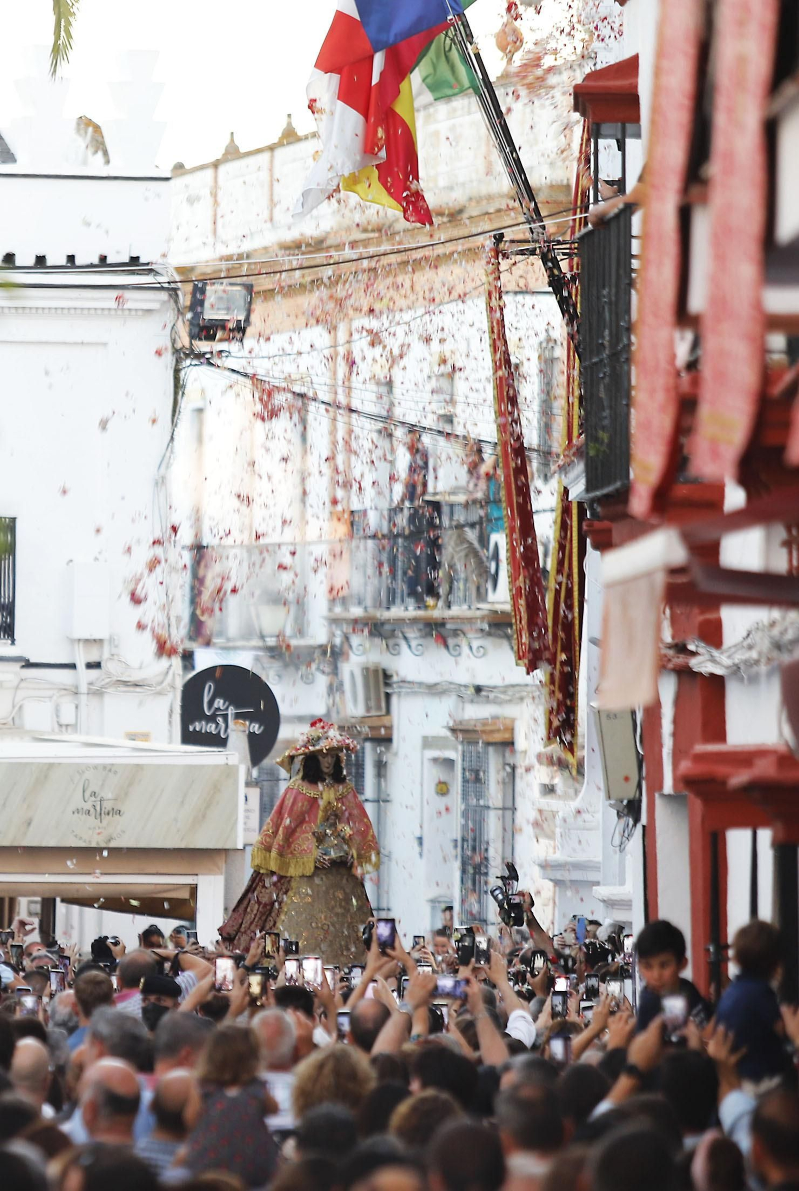 La Virgen del Rocío recorre las calles de Almonte hacia el Chaparral para el inicio del Camino de los Llanos