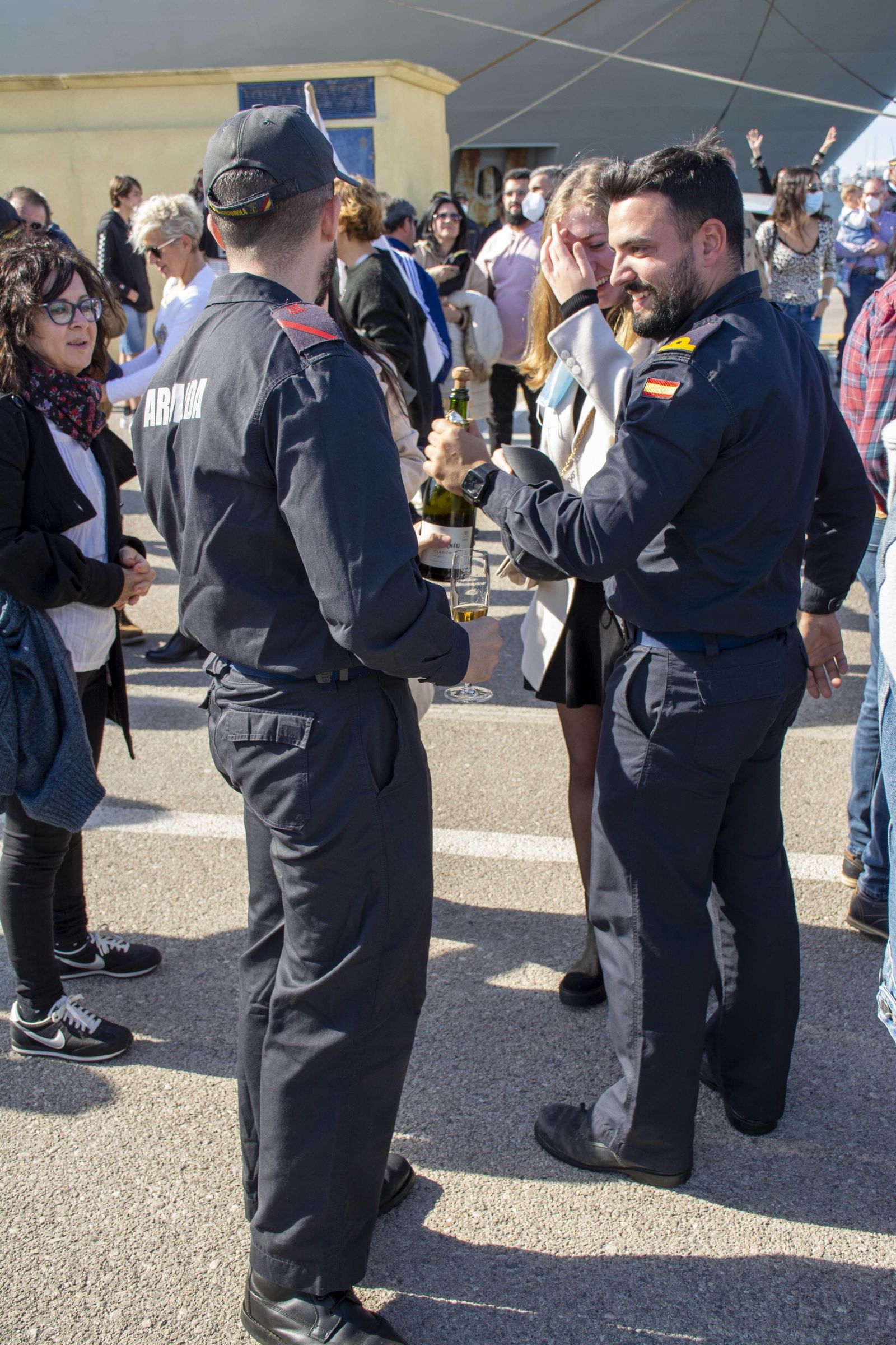 Fuerzas Armadas:  Imágenes del recibimiento a la fragata Victoria en Rota. ¿Te quieres casar conmigo?
