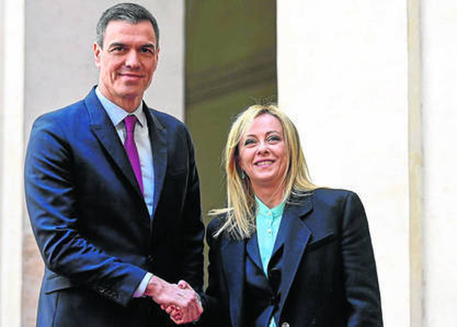 La primera ministra italiana, Giorgia Meloni, recibe con honores al presidente del Gobierno, Pedro Sánchez.
