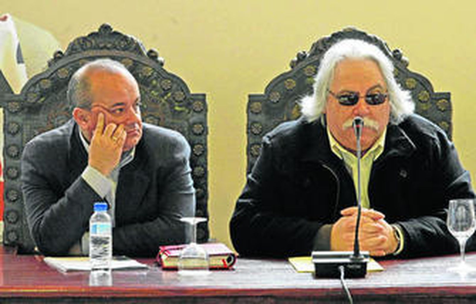 Juan Francisco García Medina, a la izquierda, junto a Pepe Infante, durante un pleno.