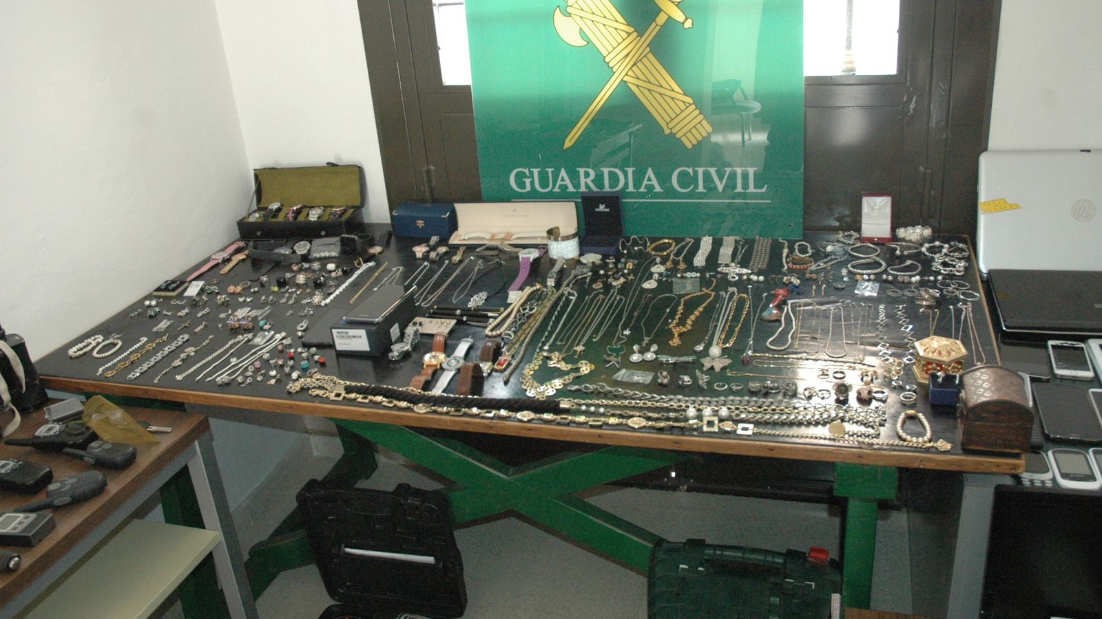 Parte de los objetos recuperados por la Guardia Civil.