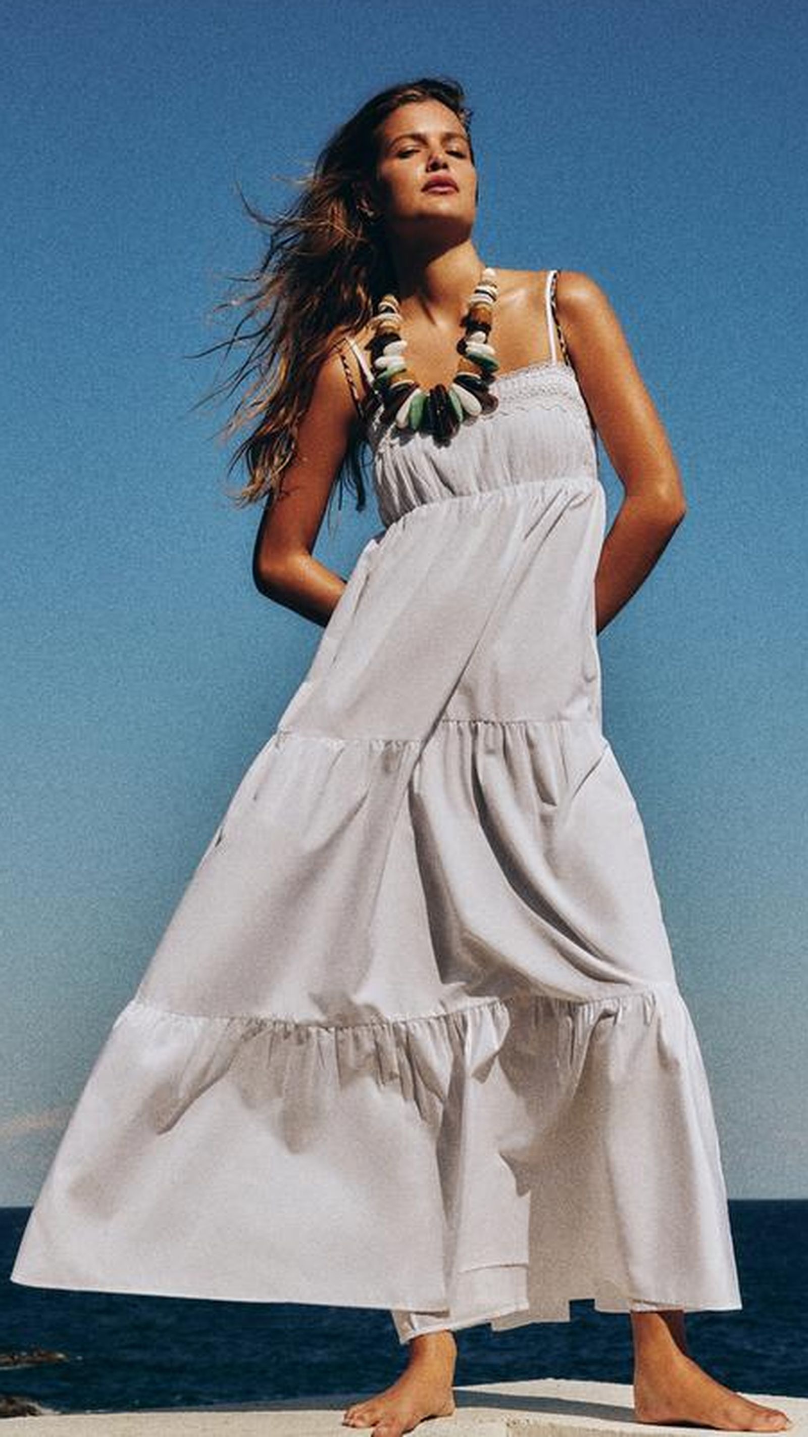 Vestido blanco de Zara rebajado.