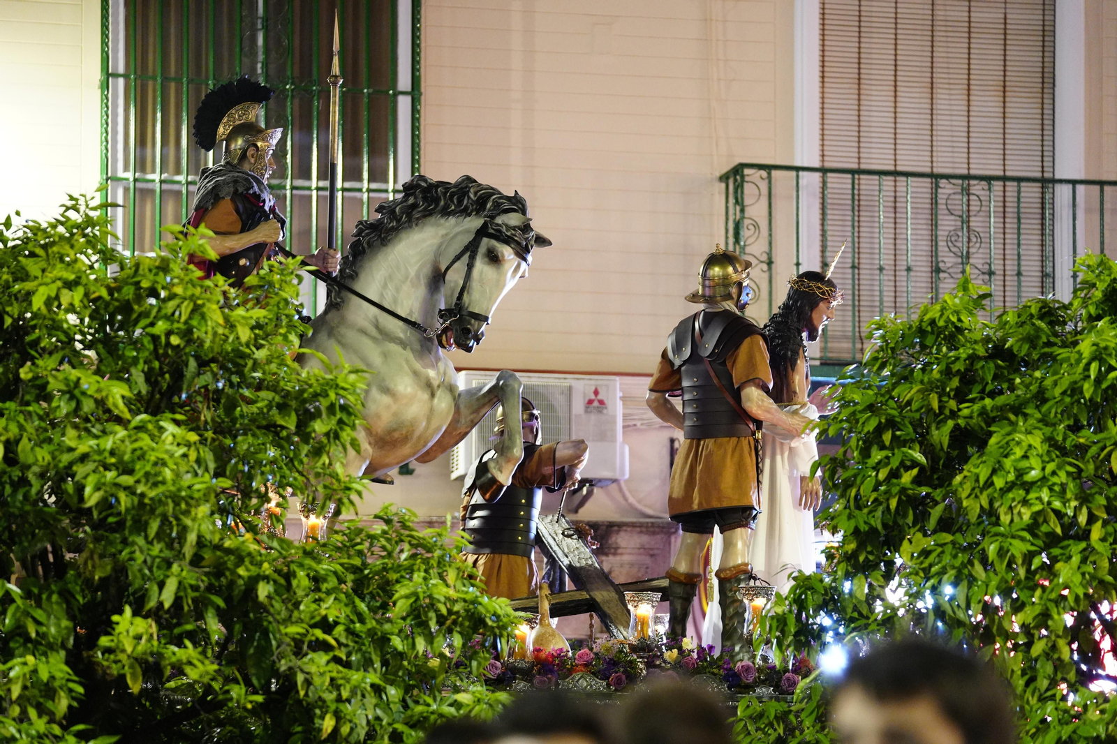 Martes Santo en Lucena: Las procesiones del Carmen, Servitas y Amor y Paz, en imágenes
