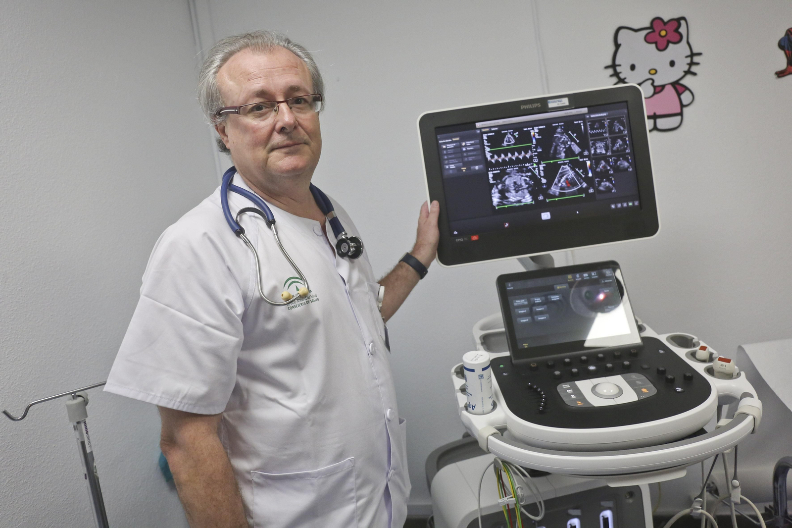 Zabala con un ecocardiógrafo que permite diagnosticar patologías del corazón de un feto o un adulto y que cuesta unos 130.000 euros.