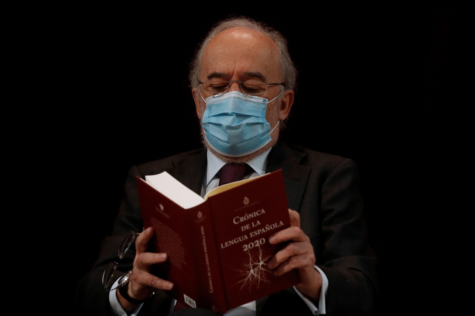 Muñoz Machado con un ejemplar de 'Crónica de la Lengua Española 2020' en la RAE.