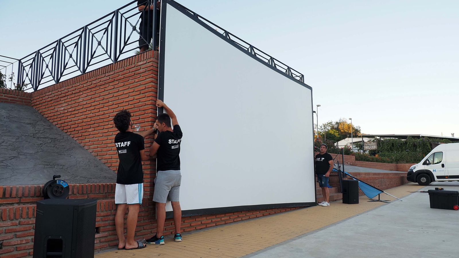 Un momento del montaje de la sala efímera de 'Cine en el Pueblo', en Santa Bárbara de Casa