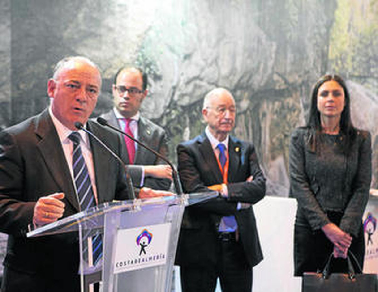 El alcalde de Adra, Enrique Hernando, ha sido el responsable de presentar las credenciales de su localidad.