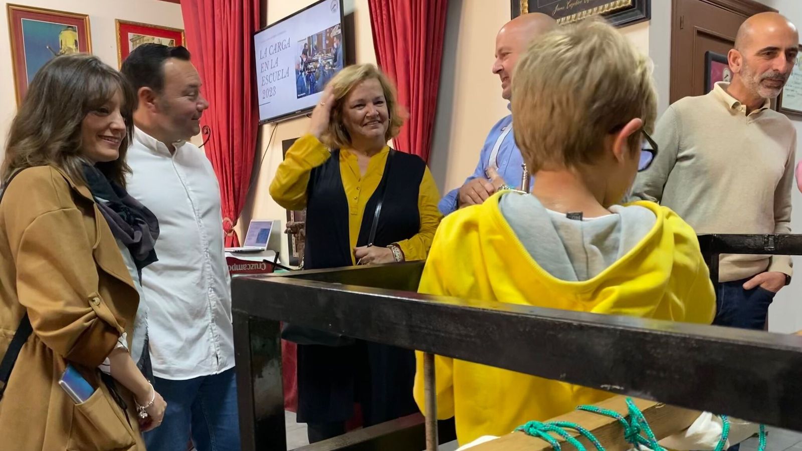 De Alba visita la sede de la JCC para conocer la iniciativa 'La carga en la escuela'.