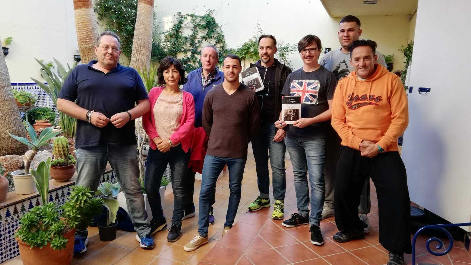 El escritor Claudio Cerdán posa con los participantes de la actividad y miembros del equipo directivo de la prisión.