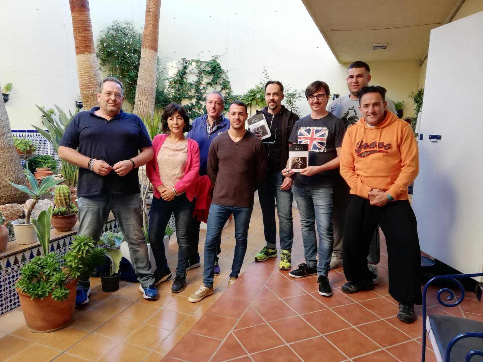 El escritor Claudio Cerdán posa con los participantes de la actividad y miembros del equipo directivo de la prisión.