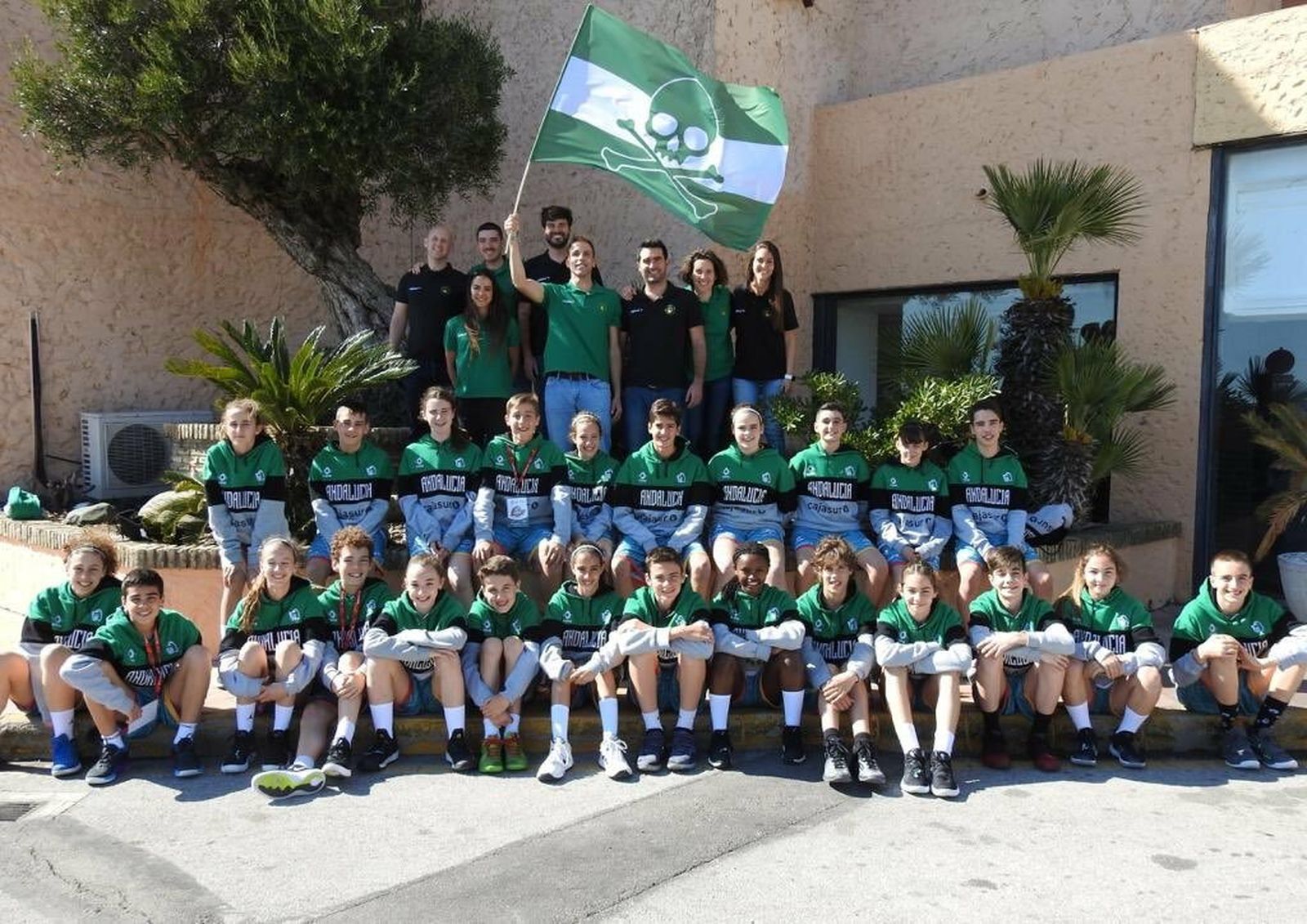 Los integrantes de las dos selecciones andaluzas posaron juntos en La Isla.