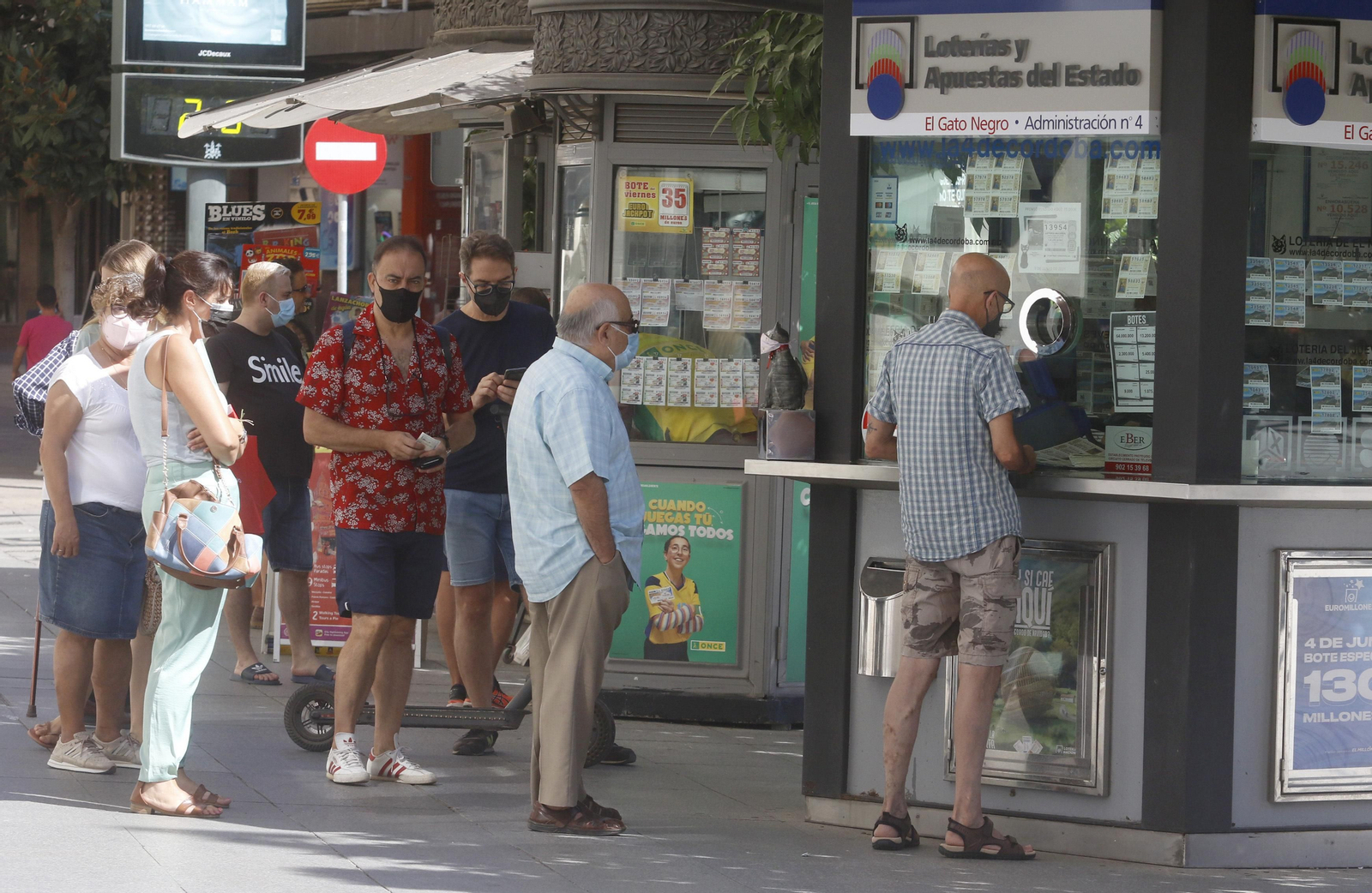 Andalucía baja de 700 hospitalizados por primera vez en dos meses