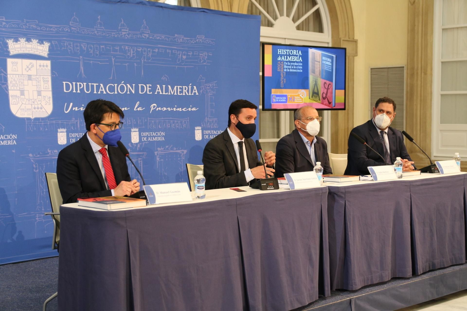 Javier A. García junto a Manuel Guzmán, Francisco Alonso y Pedro Martínez Gómez presentando la obra.