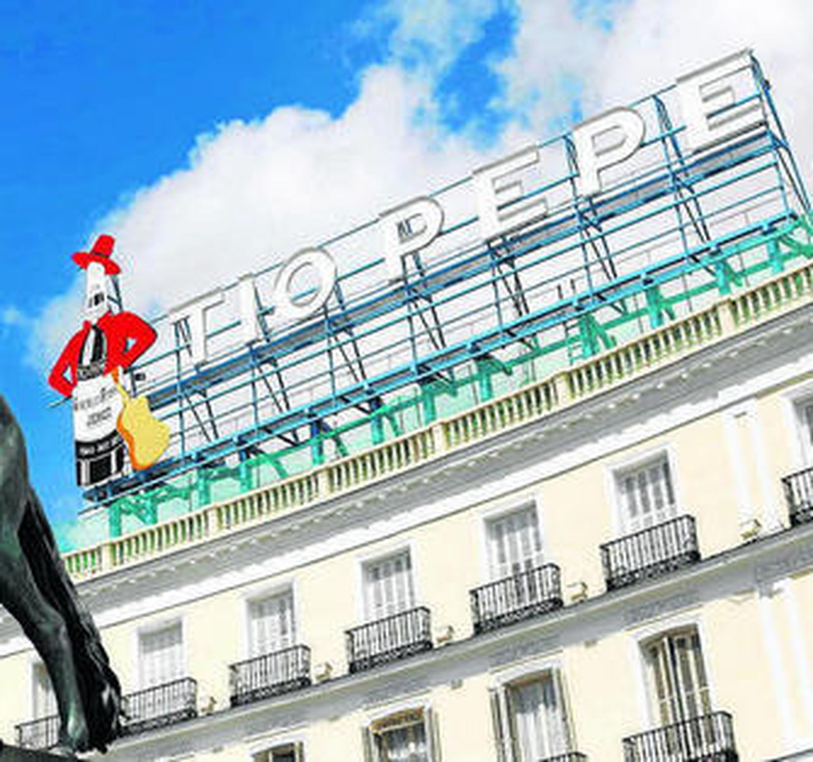 El cartel de Tío Pepe, en su nueva ubicación en la Puerta del Sol.