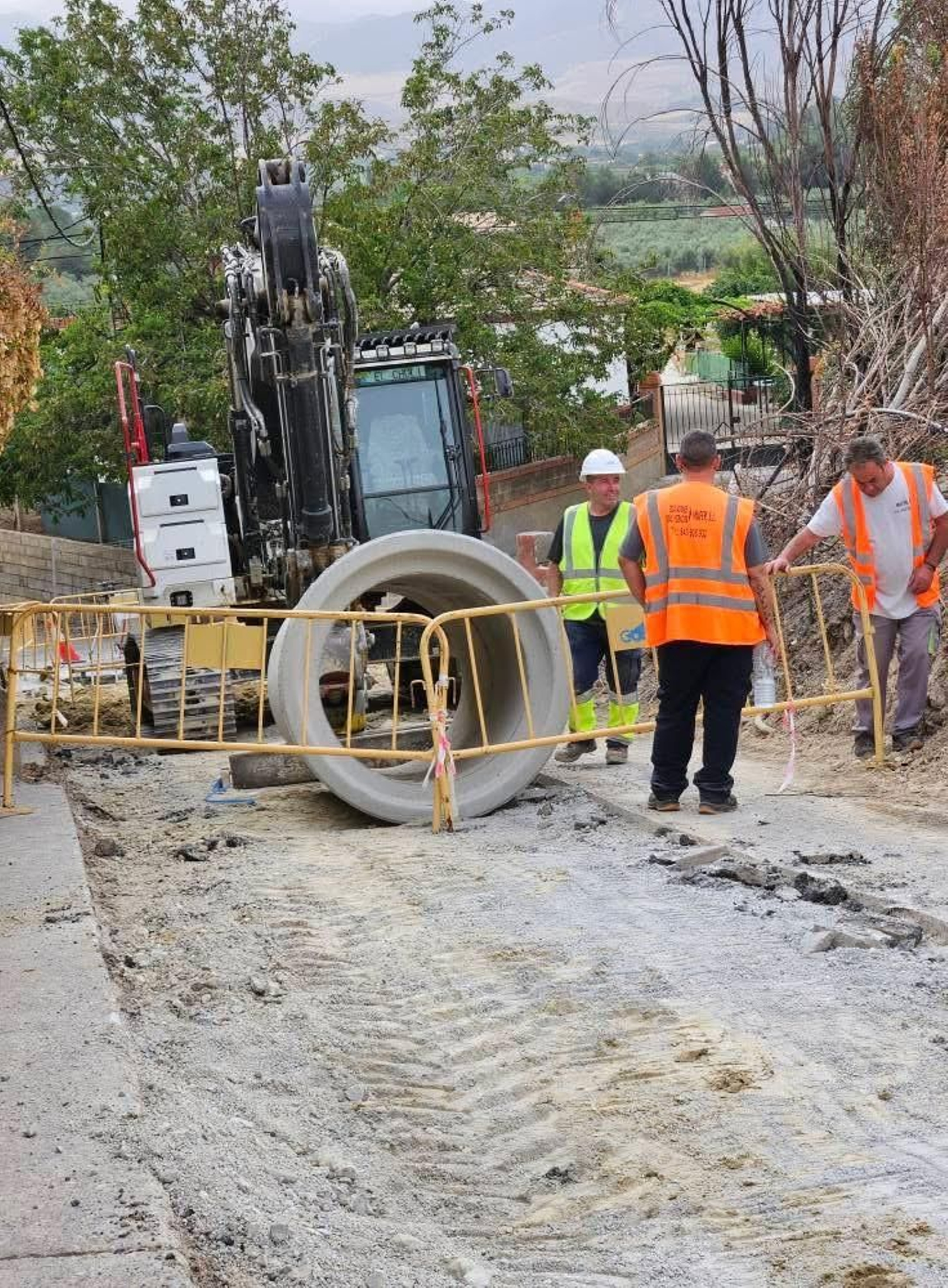 Varios operarios trabajan sobre uno de los puntos de vertido