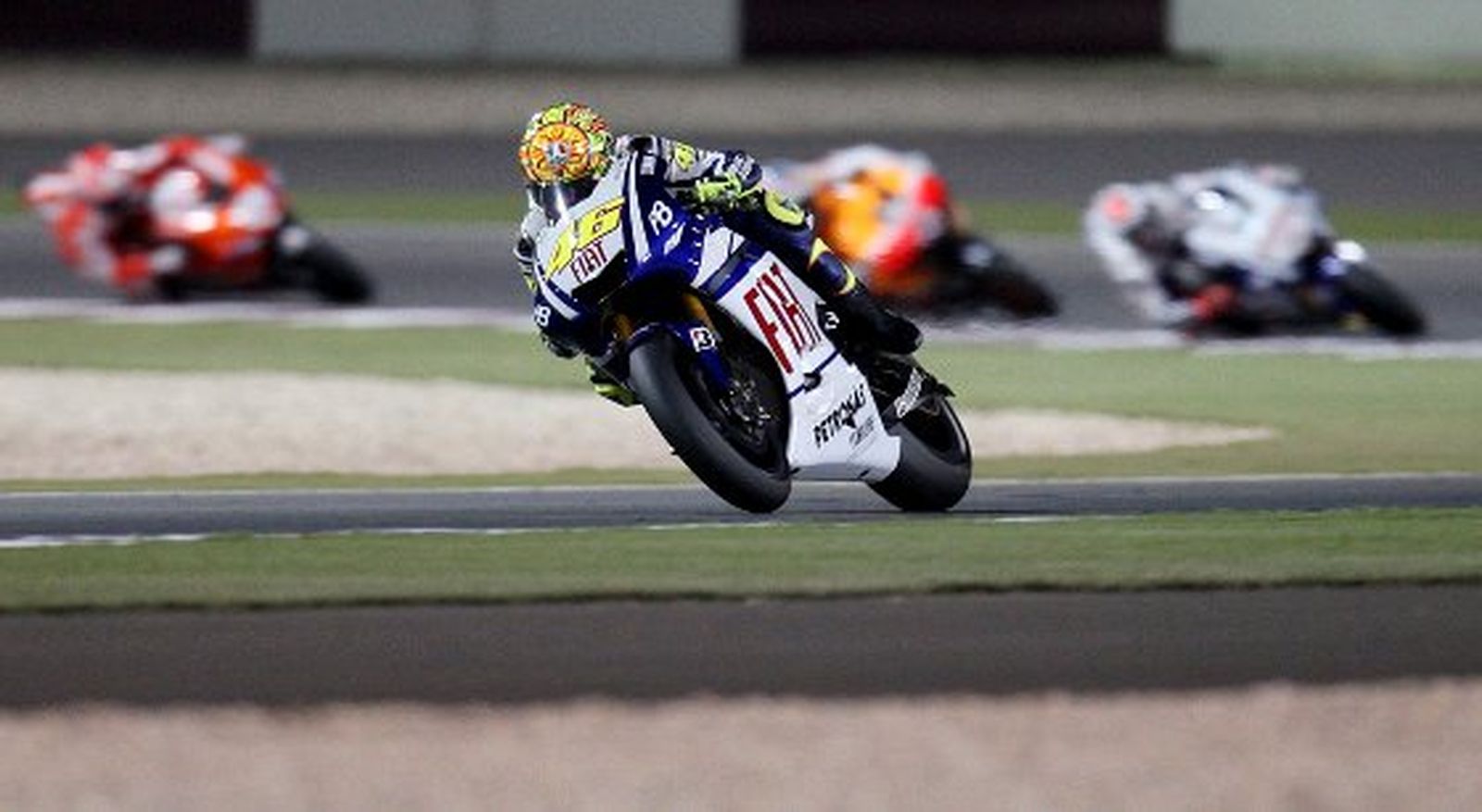 La caída de Casey Stoner facilitó la victoria de Valentino Rossi en Qatar, circuito en el que no ganaba desde 2006

Foto: Agencias