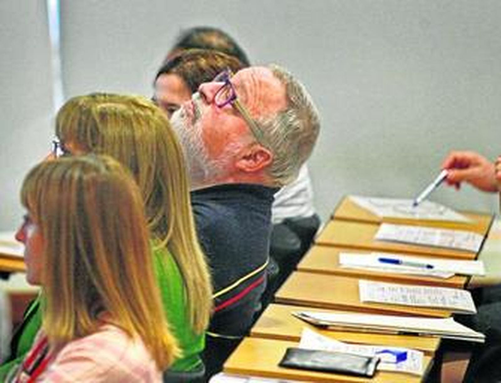 Fernando Savater espera sentado entre el público el momento de su intervención en la Escuela de Enfermería de Cádiz.
