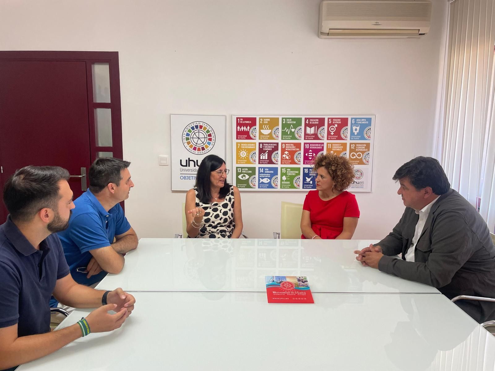 María Eugenia Limón y Gabriel Cruz mantienen una reunión con María Antonia Peña