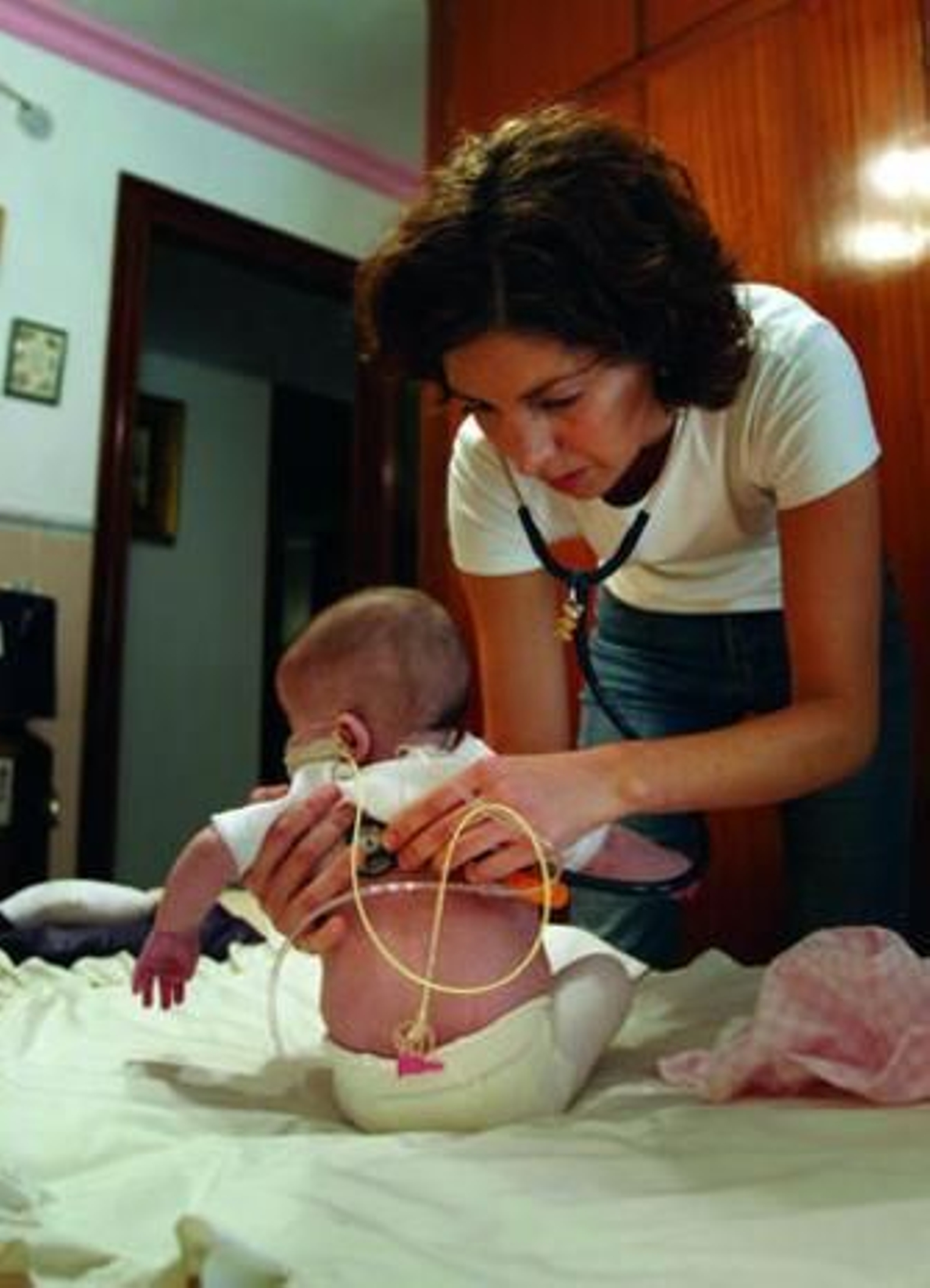Una pediatra examina a un bebé.